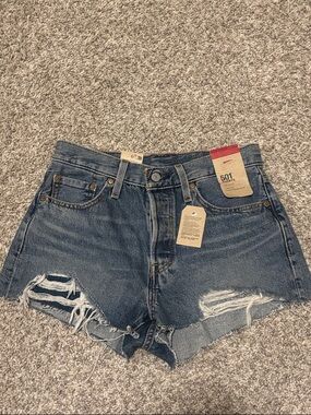 NWT Levi’s 501 Denim Shorts 28